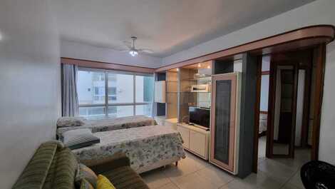 Flat com Área de Piscina e Vista Lateral P/o Mar.