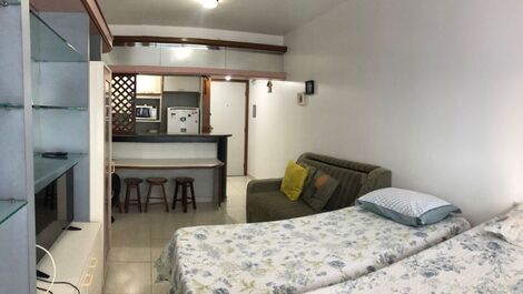 Flat com Área de Piscina e Vista Lateral P/o Mar.