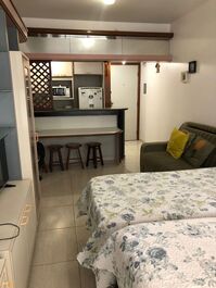 Flat com Área de Piscina e Vista Lateral P/o Mar.