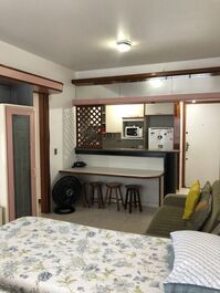 Flat com Área de Piscina e Vista Lateral P/o Mar.