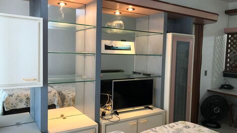 Flat com Área de Piscina e Vista Lateral P/o Mar.