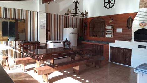 Área da churrasqueira ao lado da piscina