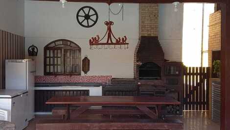 Área da churrasqueira ao lado da piscina