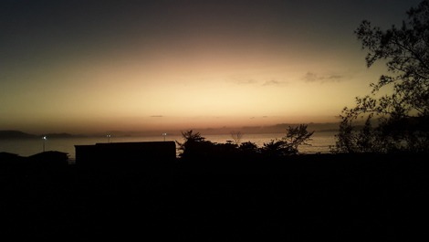 Nascer do sol, no mar