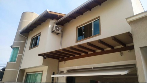 Casa sobrado (47)999351138 elisangela 