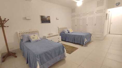 CASA PE NA ARENA EN PRAIA DA BALEIA