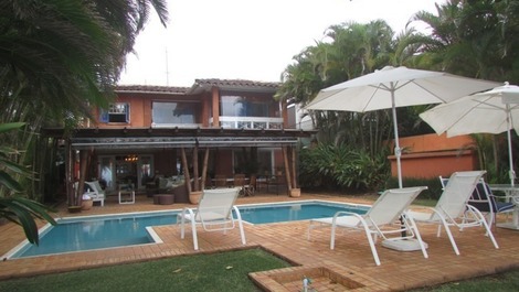 CASA PE NA ARENA EN PRAIA DA BALEIA