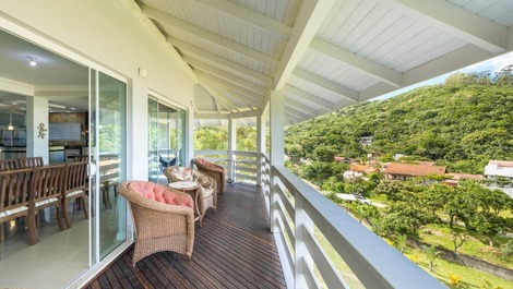 HERMOSA CASA CON VISTA AL MAR, 05 DORMITORIOS, CON PISCINA