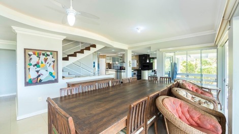 HERMOSA CASA CON VISTA AL MAR, 05 DORMITORIOS, CON PISCINA