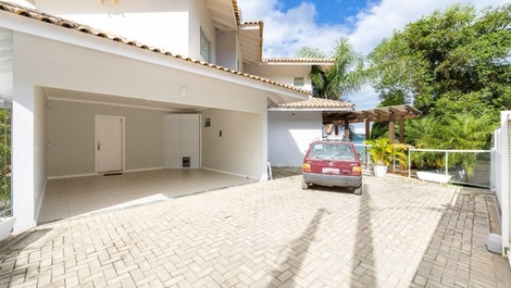 HERMOSA CASA CON VISTA AL MAR, 05 DORMITORIOS, CON PISCINA