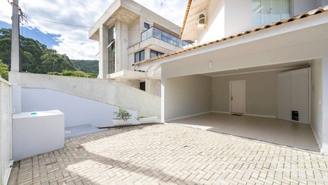 HERMOSA CASA CON VISTA AL MAR, 05 DORMITORIOS, CON PISCINA