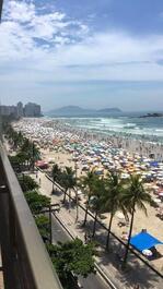 Apto Pitangueiras frente al mar con balcón para 4 personas