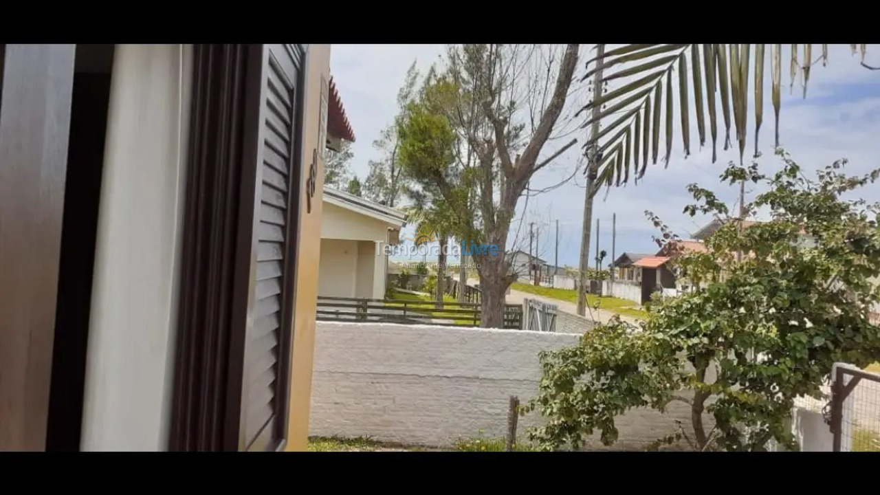 Casa para aluguel de temporada em Balneário Arroio do Silva (Golfinhos)