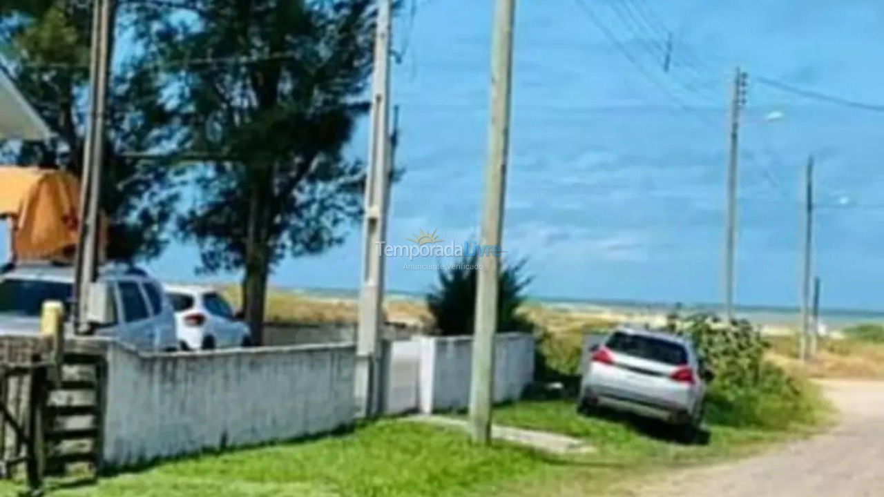 Casa para aluguel de temporada em Balneário Arroio do Silva (Golfinhos)