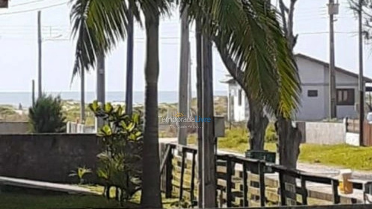 Casa para aluguel de temporada em Balneário Arroio do Silva (Golfinhos)