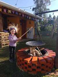 Criança aguardando a chegada dos convidados.