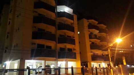 Vista do prédio à noite