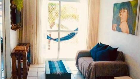 Sala aconchegante, com sofá e tv smart