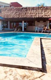 Outro ângulo da piscina e espaço de lazer