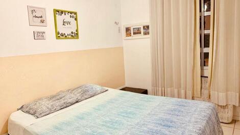 Quarto amplo, com cama de casal queen e cama de solteiro