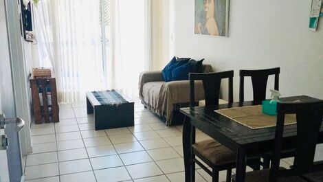 Sala com amplo espaço.