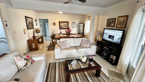 4 bedroom house in the center of de Bal. Camboriu / barbecue / wifi