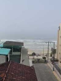 Apartamento com 04 suítes na quadra do mar