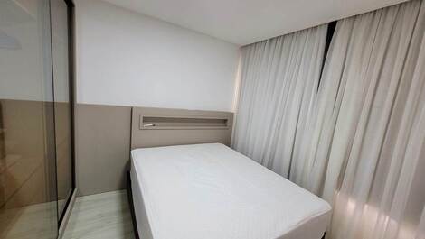 Apartamento com 04 suítes na quadra do mar