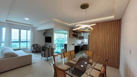 Apartamento com 04 suítes na quadra do mar