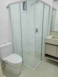 Apartamento com 04 suítes na quadra do mar