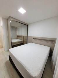 Apartamento com 04 suítes na quadra do mar