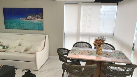 Edificio de apartamentos dúplex frente al mar, hermosa vista.