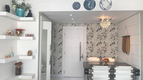 Edificio de apartamentos dúplex frente al mar, hermosa vista.