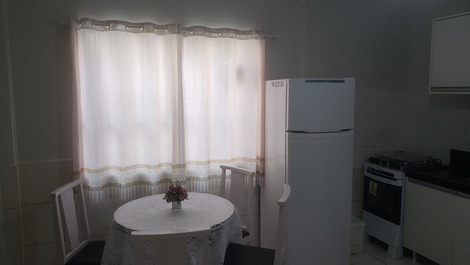 Apto 1 quarto, centro de Bombinhas, 130 metros da praia