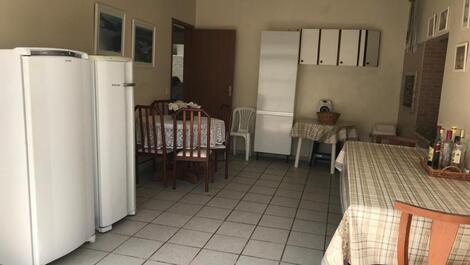 Área externa com churrasqueira, geladeira, freezer, wc externo