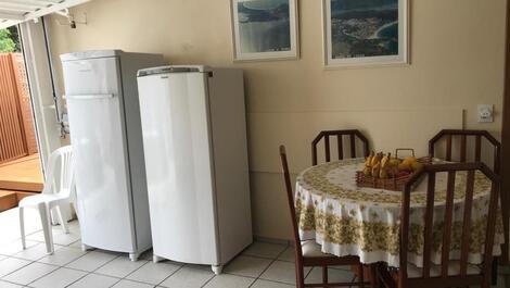 Área externa com churrasqueira, geladeira, freezer, wc externo