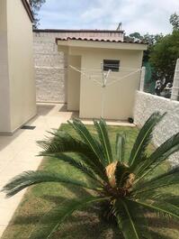 Área externa com chuveiro e banheiro completo para atender a piscina e varal de roupas