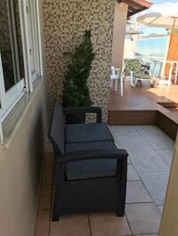 Área agrupada com churrasqueira e piscina para atendimento dos hóspedes .