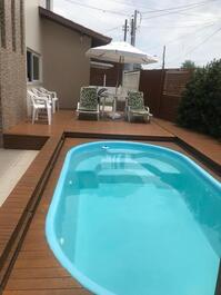 Piscina com deck retratil com fechamento com controle remoto para segurança das crianças.