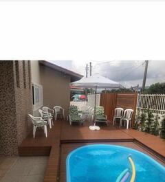 Piscina com deck retratil com fechamento com controle remoto para segurança das crianças.