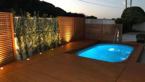 Piscina com deck retratil com fechamento com controle remoto para segurança das crianças.
