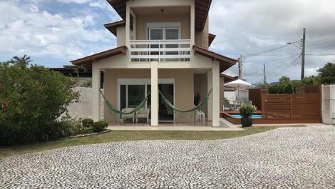 Casa com piscina,deck retratil com controle remoto, a 30m  praia, pé na areia, capacidade 11 pessoas