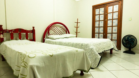 Nice house, ample space (200 mts) from the beach in Itapoá