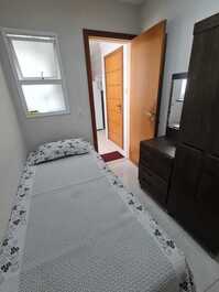 Dependência com 1 cama de solteiro e 1 banheiro