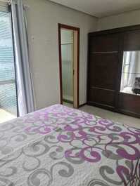 Primeiro quarto - cama de casal, suíte e varanda