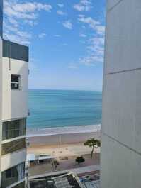 Apartamento encantador com vista lateral da praia