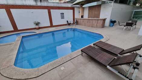 Apartamento en Praia do Forte, piscina, aire acondicionado.