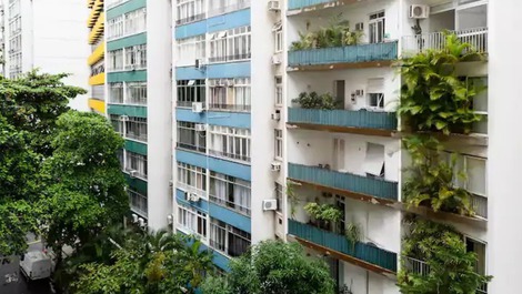 Vista para a rua , com muito verde 