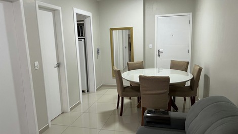 Sala com mesa e 4 cadeiras 