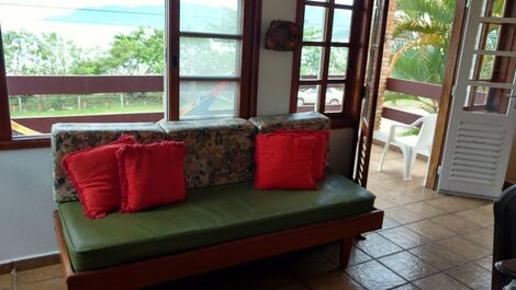 Sofa cama e varanda, alto 